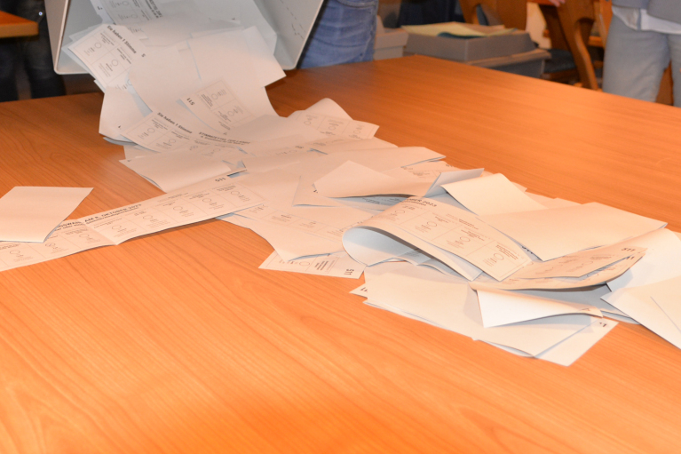 Urnensturz Wahl 2023 Detail Urnensturz Wahl 2023 Detail