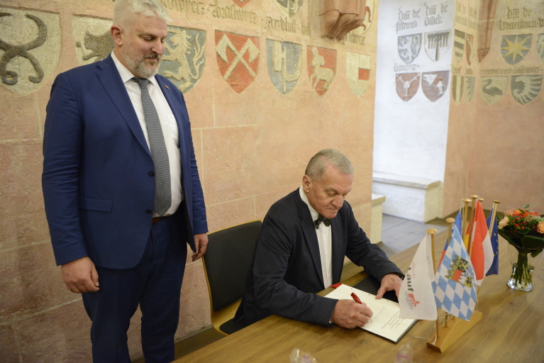 Prager Bürgermeister Goldenes Buch Foto Kirchmayer