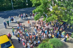 Grundschüler Kunigundenschule singen vor Rathaus Foto Stadt Lauf