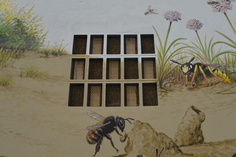 Artenschutzturm Heuchling Insektenhotel Foto Hiller Artenschutzturm Heuchling Insektenhotel Foto Hiller